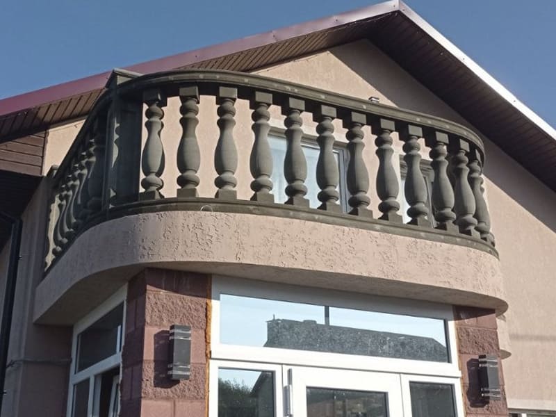 Установка балюстрады на балконе